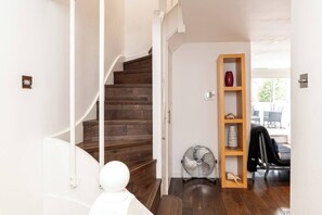 Eine Treppe mit Holzbodenstufen, die zu einer Zwischenebene führen.