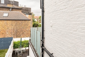 Property grounds - Two-bedroom flat with private balcony – sleep 8 (Greater London)