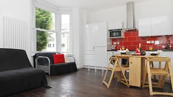 Coffee/tea maker, fridge, microwave, oven