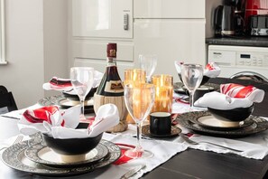 Dining - Two-bedroom flat with private balcony – sleep 8 (Greater London)