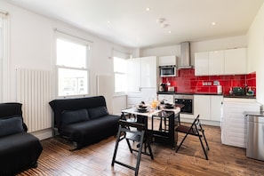 Coffee/tea maker, fridge, microwave, oven - 2-bedroom flat with Juliet Balcony - 3 min to Tube (Greater London)