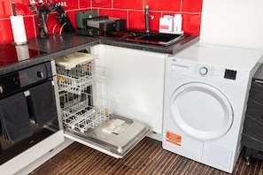 Coffee/tea maker, fridge, microwave, oven - 2-bedroom flat with Juliet Balcony - 3 min to Tube (Greater London)