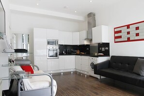 Living area - 2BR Family Garden Flat Sleeps 8 (Greater London)