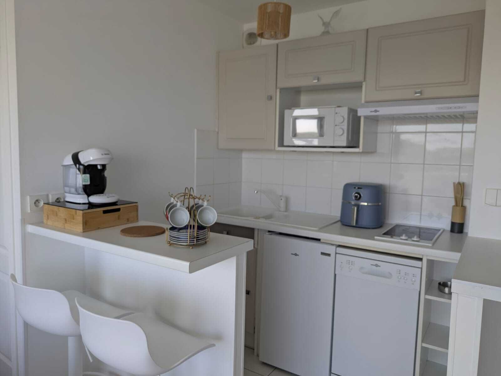 Kylskåp, mikrovågsugn, spishäll och diskmaskin