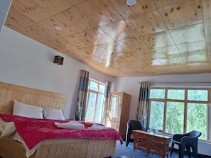 Desk, laptop workspace, WiFi (free) - The Kailash stay (Leh)
