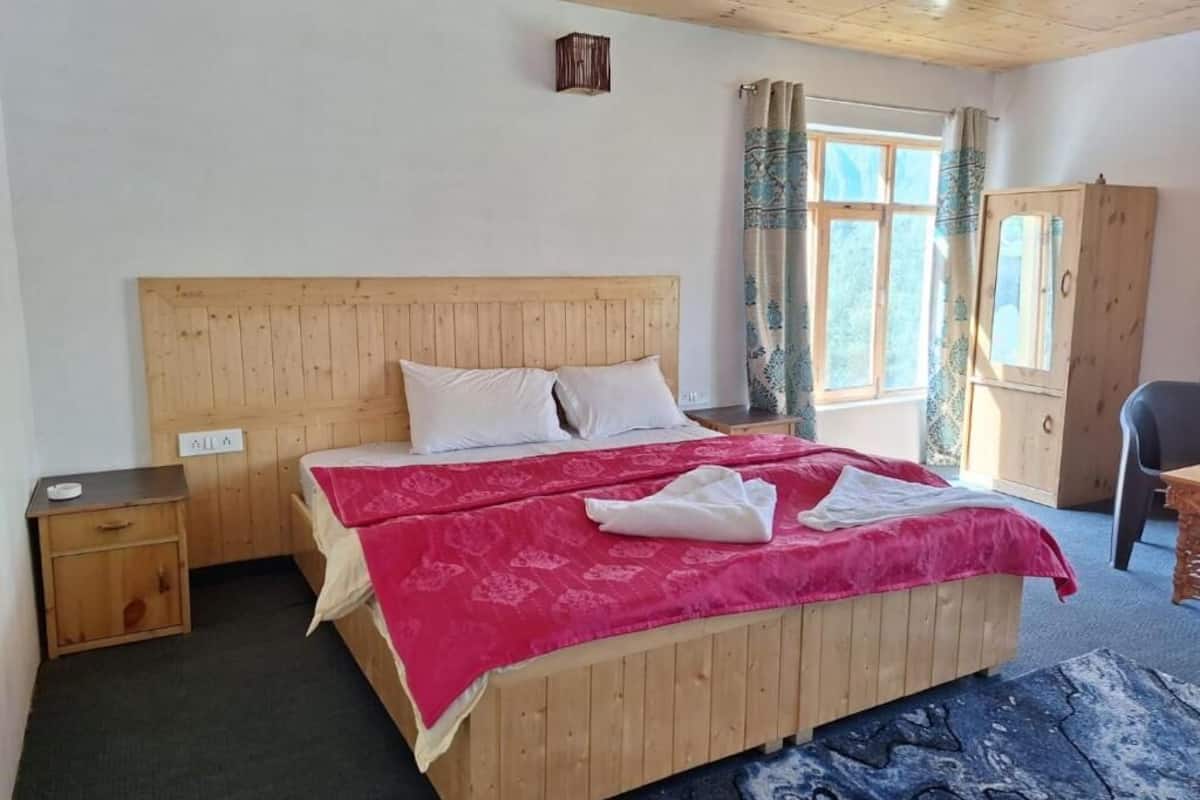 Habitación doble Deluxe, balcón, vista a la montaña | Escritorio, espacio para trabajar con laptop y wifi gratis