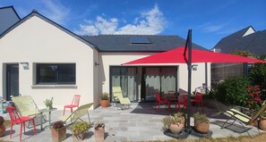 Outdoor dining - Single-story house with an enclosed garden, near the beach—ideal for families (Pornichet)