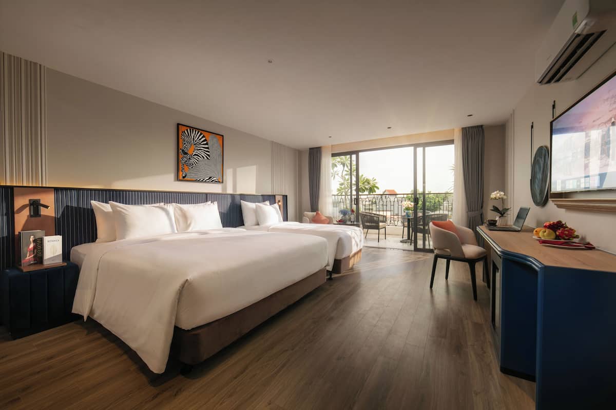 Quarto quádruplo família, vista para a cidade | Roupas de cama premium