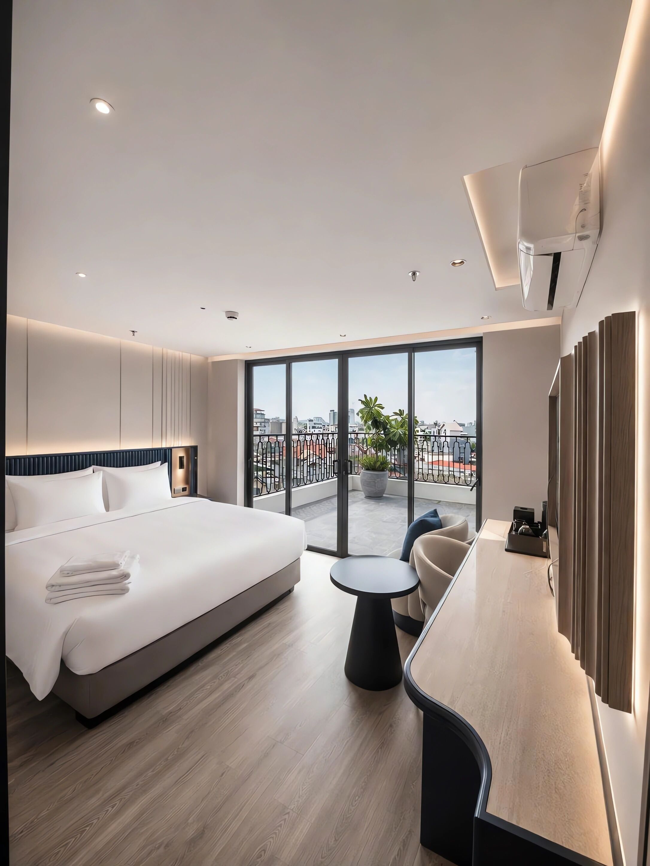 Luxe kamer, uitzicht op stad | Een kluis op de kamer, een bureau, een laptopwerkplek