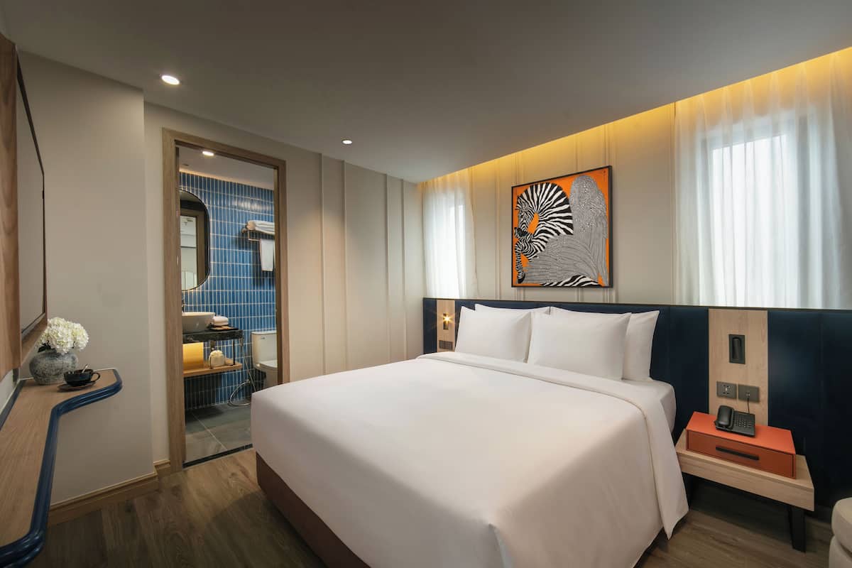 Quarto casal conforto, vista para a cidade | Roupas de cama premium