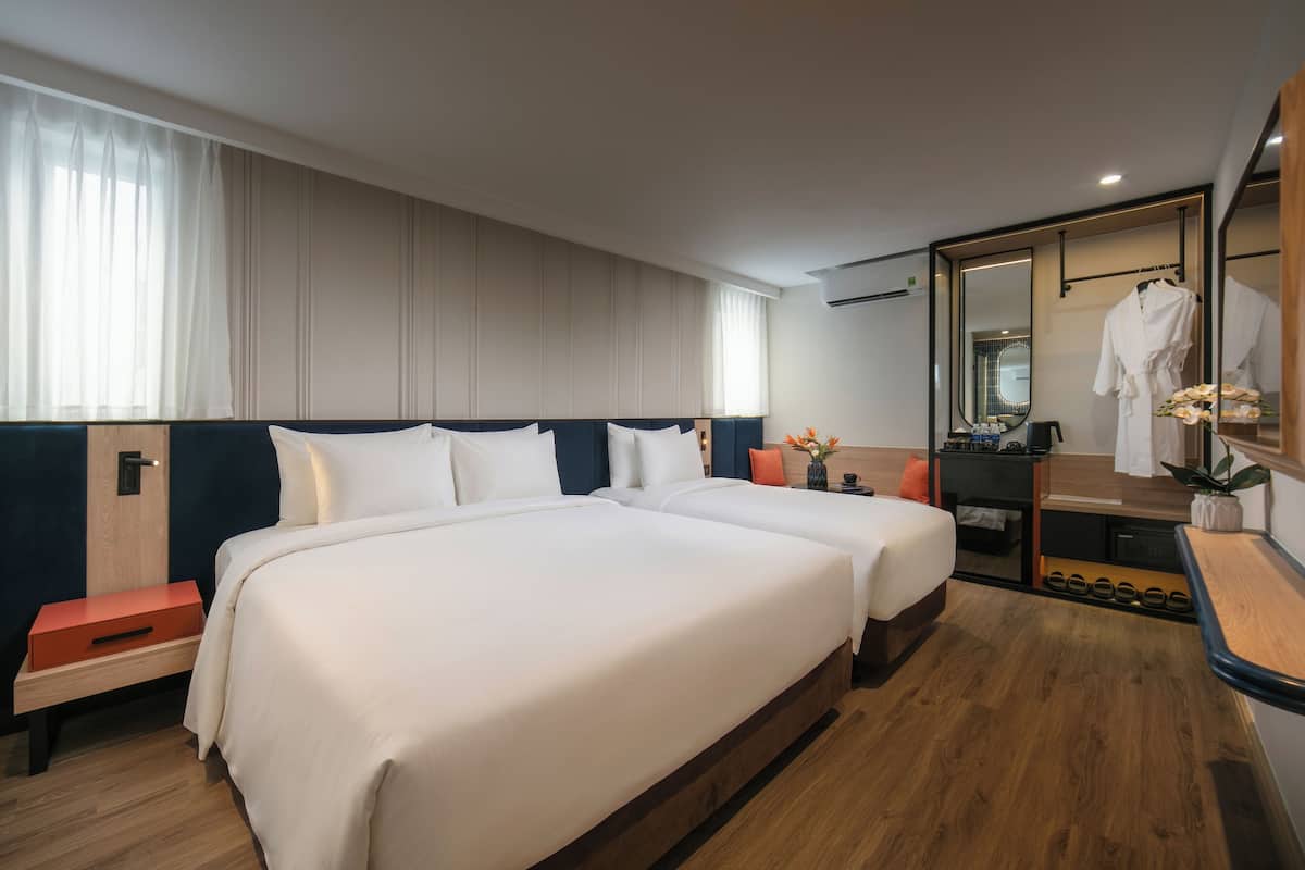 Quarto triplo família, vista para a cidade | Roupas de cama premium