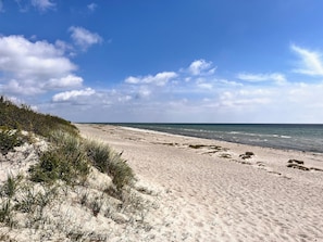 Beach - Cozy Holiday Home 250 m from the Beach (Idestrup)