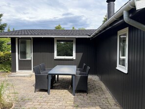 Outdoor dining - Cozy Holiday Home 250 m from the Beach (Idestrup)