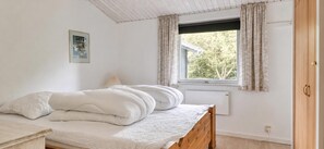 3 bedrooms, iron/ironing board, free WiFi - Cozy Holiday Home 250 m from the Beach (Idestrup)