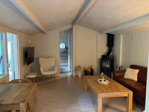 TV - Cozy Holiday Home 250 m from the Beach (Idestrup)