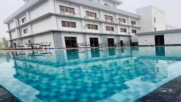 Kolam renang terbuka