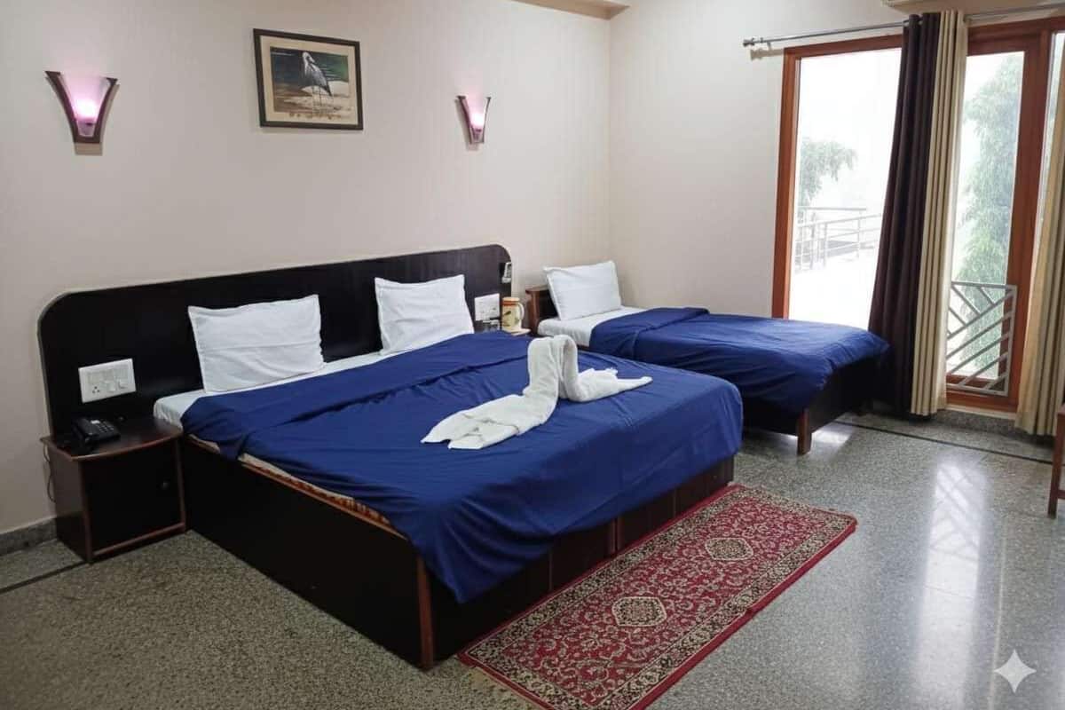 Habitación familiar, vistas al jardín | Escritorio y espacio para trabajar con un portátil