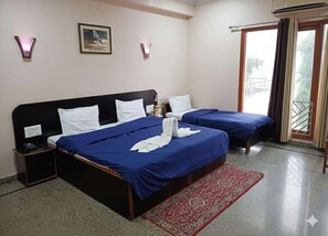 Habitación familiar, vistas al jardín | Escritorio y espacio para trabajar con un portátil
