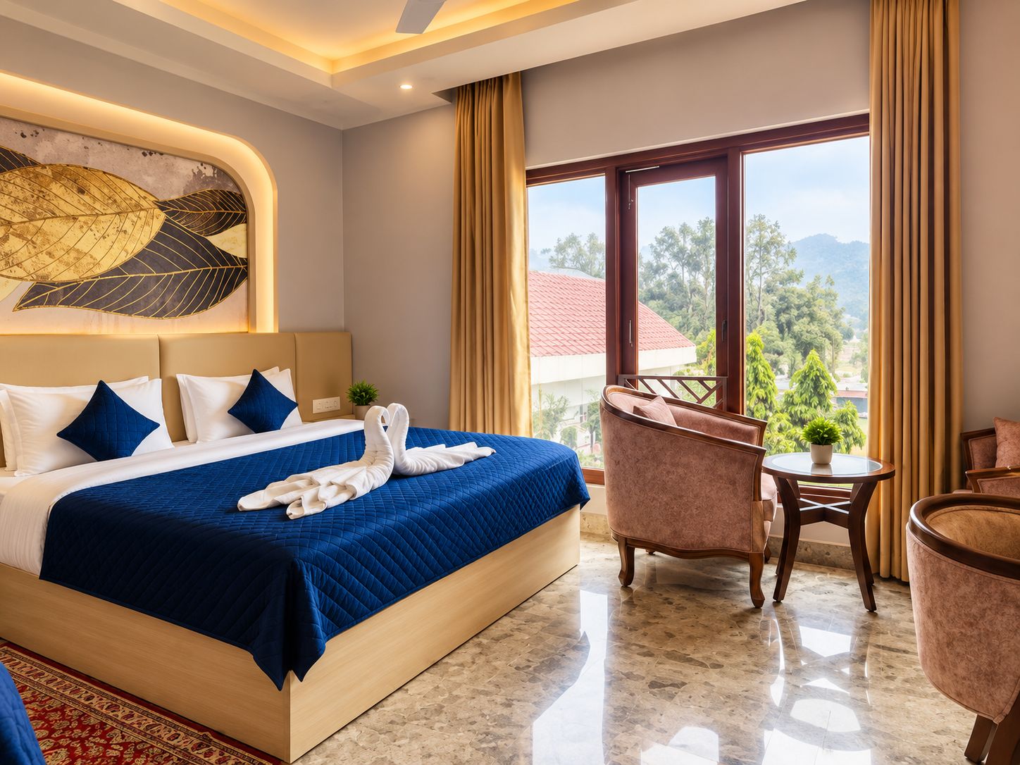 Quarto de hotel com uma cama grande, um espaço de estar com uma poltrona e uma mesinha, e vista para o exterior.