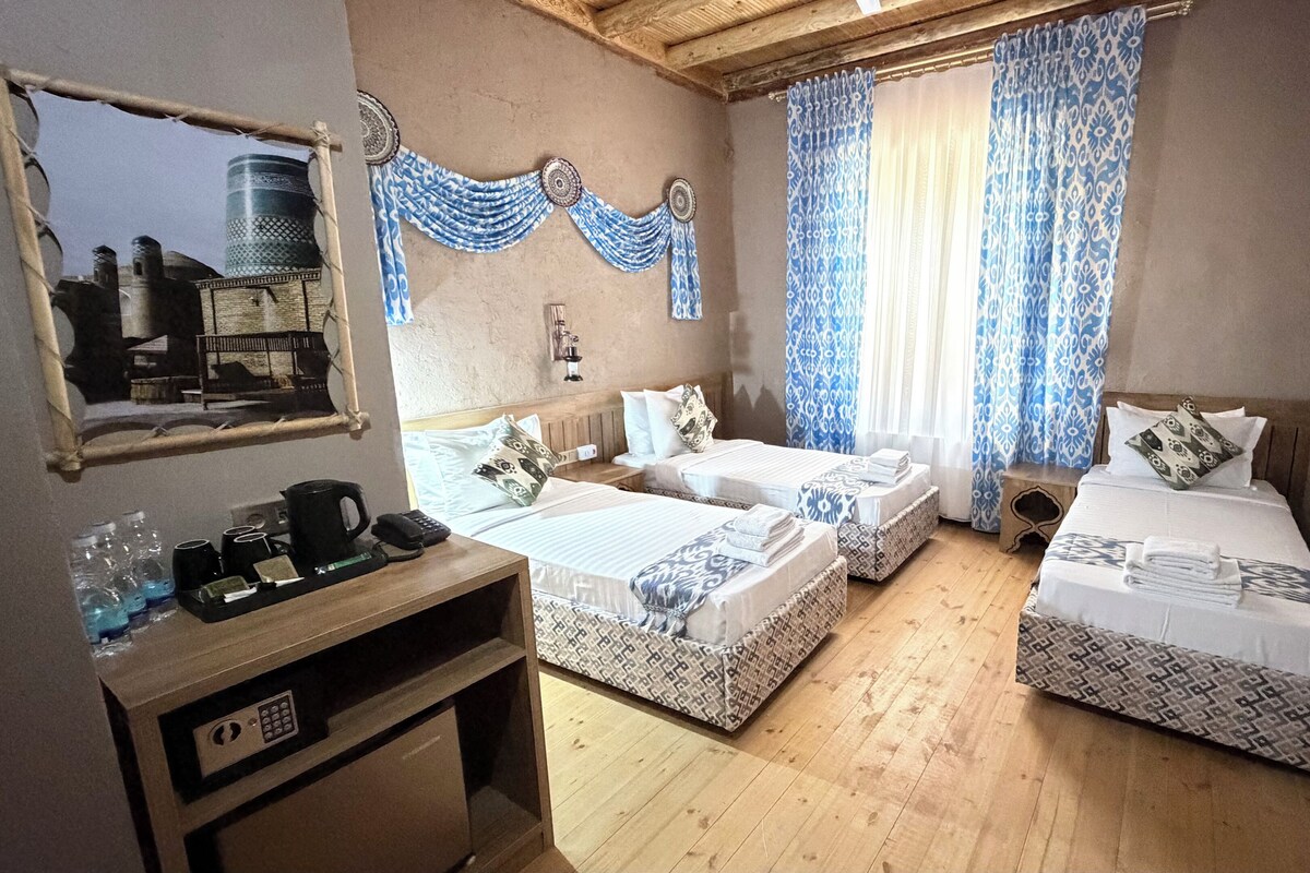 Standard Triple Room | Minibar, bed sheets