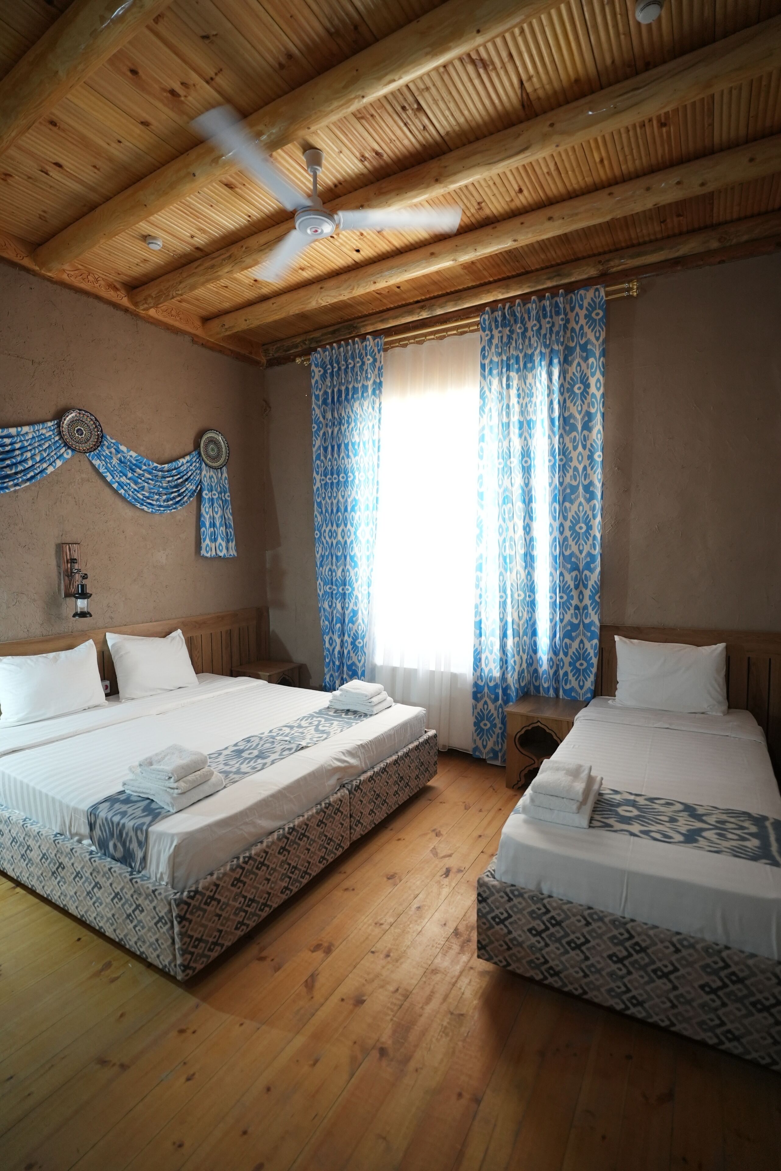 Family Triple Room | Minibar, bed sheets