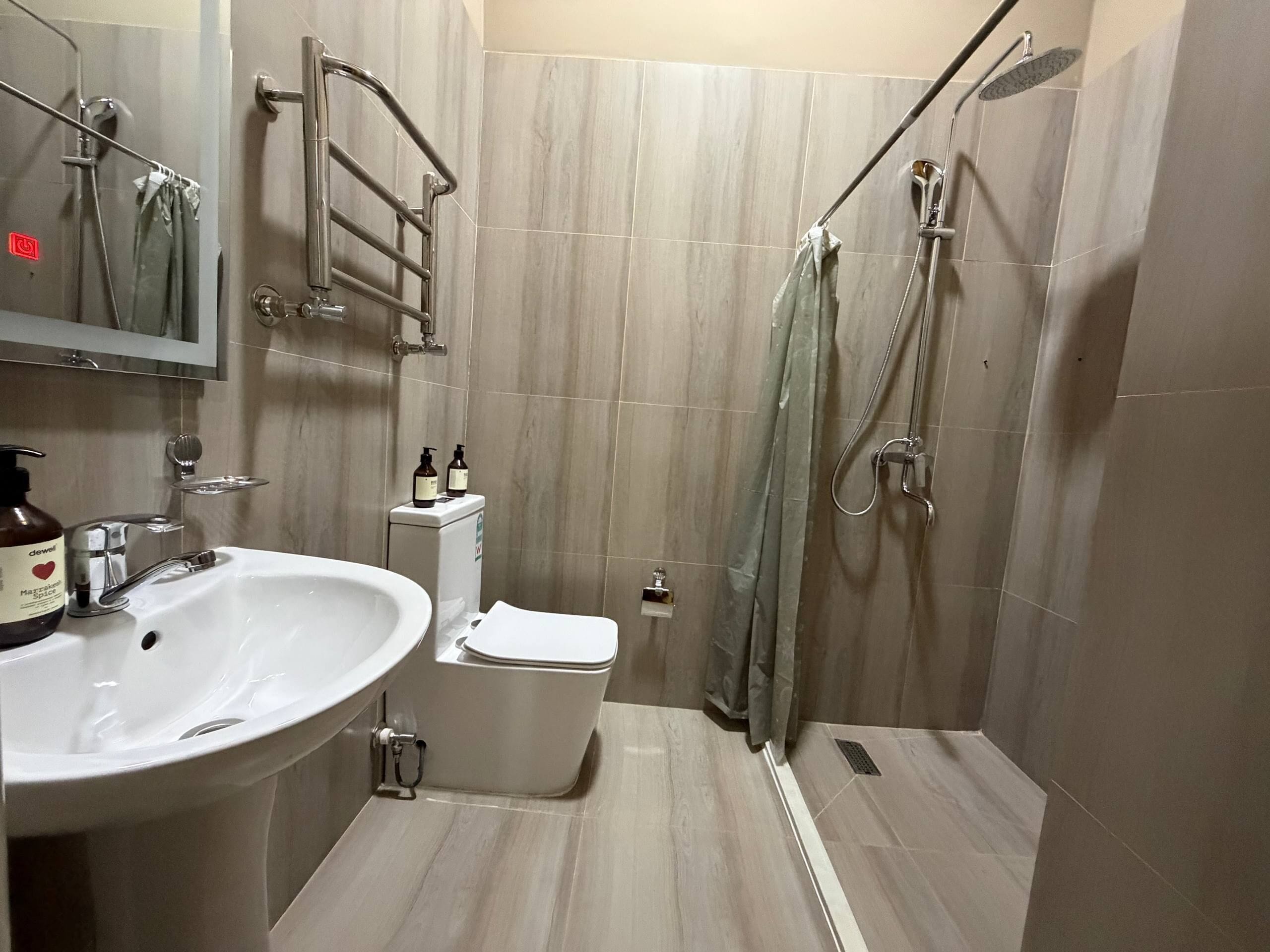 Standard Twin Room | Bathroom | Shower, towels, toilet paper