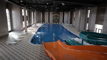 Innenpool, Außenpool (je nach Saison geöffnet)