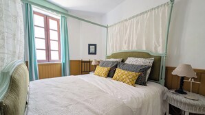 Unclassified image, 3 of 10, button - Comfortable, arty vibe 1-bed apt with outdoor patio in Saint-Antonin awaits you. (Saint-Antonin-Noble-Val)