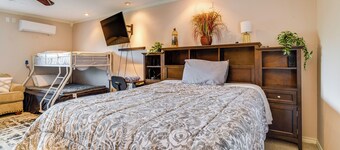 Shared Game Area! Tomball Apt 7 Mi to Downtown