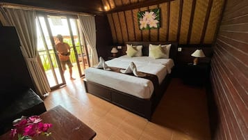 Basic Double Room, Sea View | Desk
