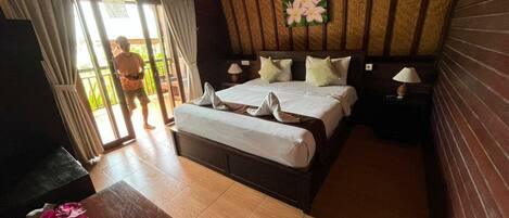 Habitación básica doble, vista al mar | Escritorio