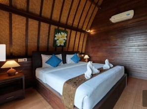 Habitación básica doble, vistas al mar | Escritorio