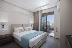 Ein Hotelzimmer mit Doppelbett, Nachttisch, Fernseher, Balkon mit Aussicht und Deckenleuchte.