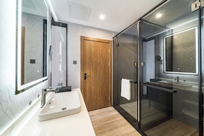 Shower, hair dryer, towels, shampoo - Poltton Century Hotel Yangjiang  (Yangjiang)