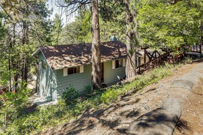 Exterior - Deck & Mtn Views! Woodsy Haven in Running Springs (Running Springs)