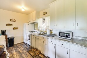 Private kitchen - Deck & Mtn Views! Woodsy Haven in Running Springs (Running Springs)