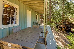 Outdoor dining - Deck & Mtn Views! Woodsy Haven in Running Springs (Running Springs)