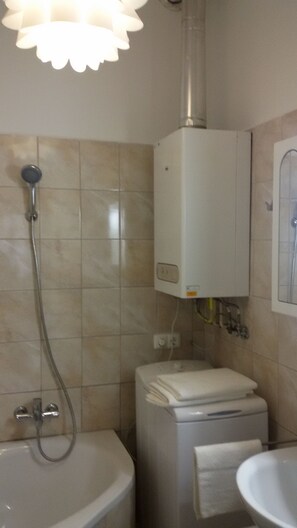 Bathroom - Fully equipped apartment for rent near Nyugati Railway Station. (Budapest)