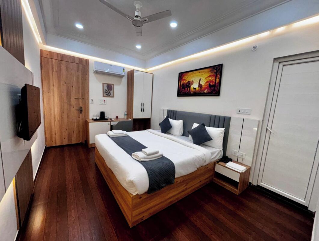 Deluxe Room | Desk, laptop workspace, iron/ironing board, free WiFi