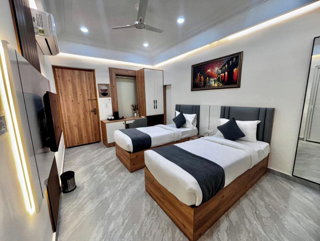 Twin Room | Desk, laptop workspace, iron/ironing board, free WiFi