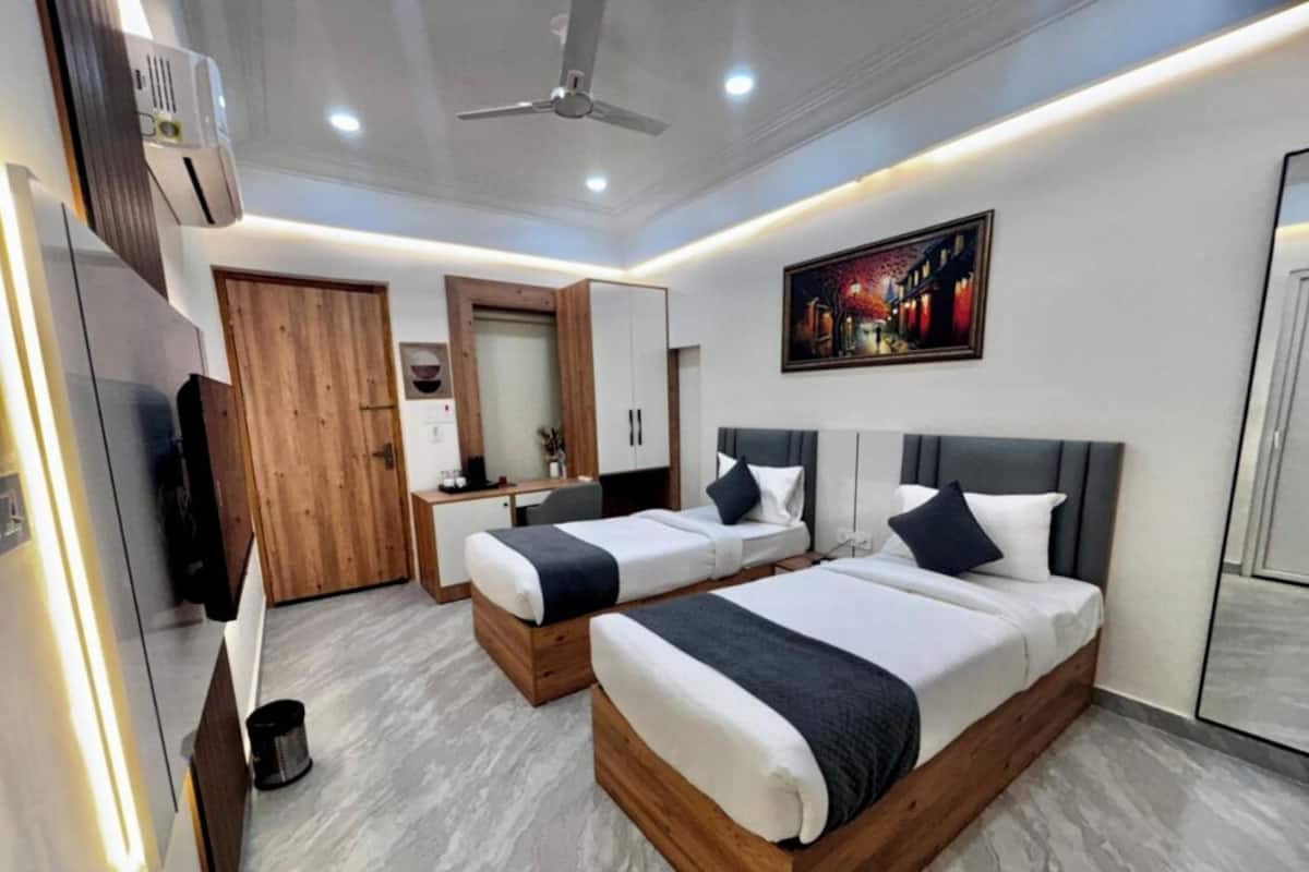 Twin Room | Desk, laptop workspace, iron/ironing board, free WiFi