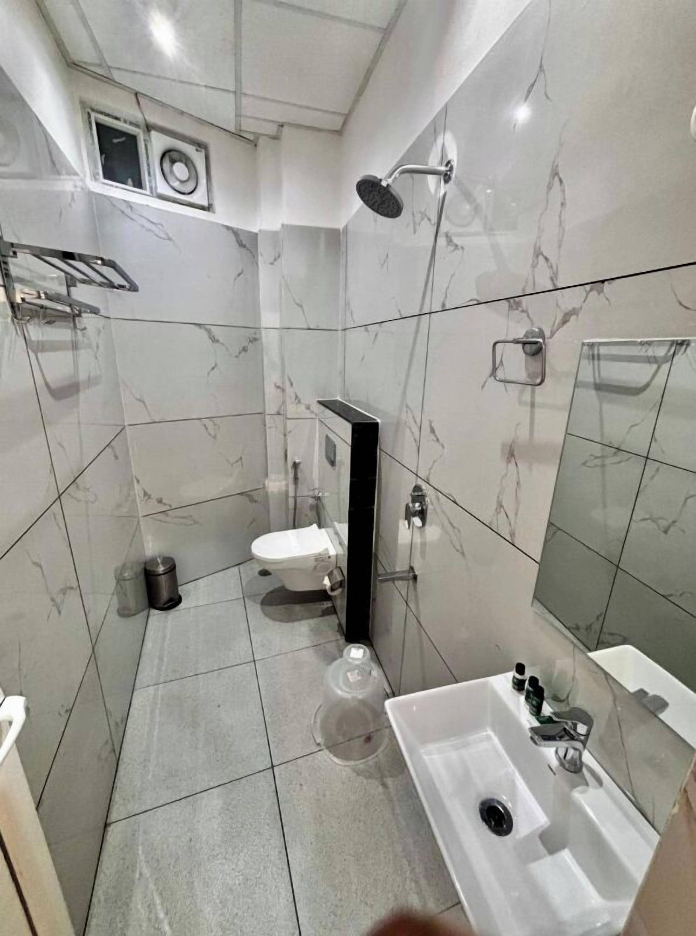 Deluxe-huone | Kylpyhuone | Suihkun ja ammeen yhdistelmä, ilmaiset hygieniatuotteet, pyyhkeet