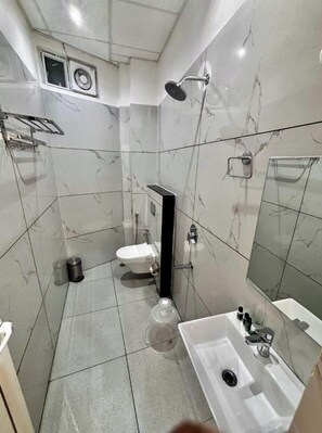 Deluxe Room | Bathroom - RRR Hotel (Faizabad)