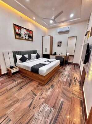 Habitación ejecutiva | Escritorio y espacio para trabajar con un portátil