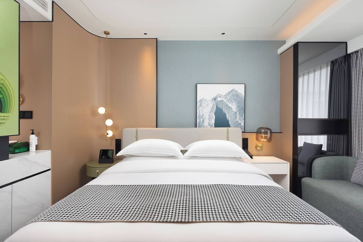 Quarto casal superior | Espaço de trabalho para notebook, Wi-Fi de cortesia, roupa de cama