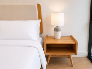 A bed with white bedding and a nightstand with a lamp. - Modern 2BDR Retreat walk to Metro and Macquarie (Macquarie Park)