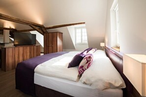 A bedroom with a bed, a television, a wooden wardrobe, and a window. - Gasthof zum Hecht Fehraltorf (Fehraltorf)