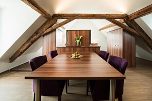 A dining area with a wooden table, purple chairs, and a fruit bowl centerpiece. - Gasthof zum Hecht Fehraltorf (Fehraltorf)