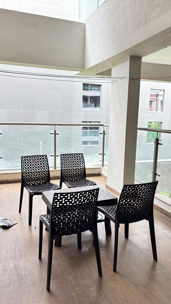 Outdoor dining - Hotel Nestoria Corporate Services Aparts (Pune)