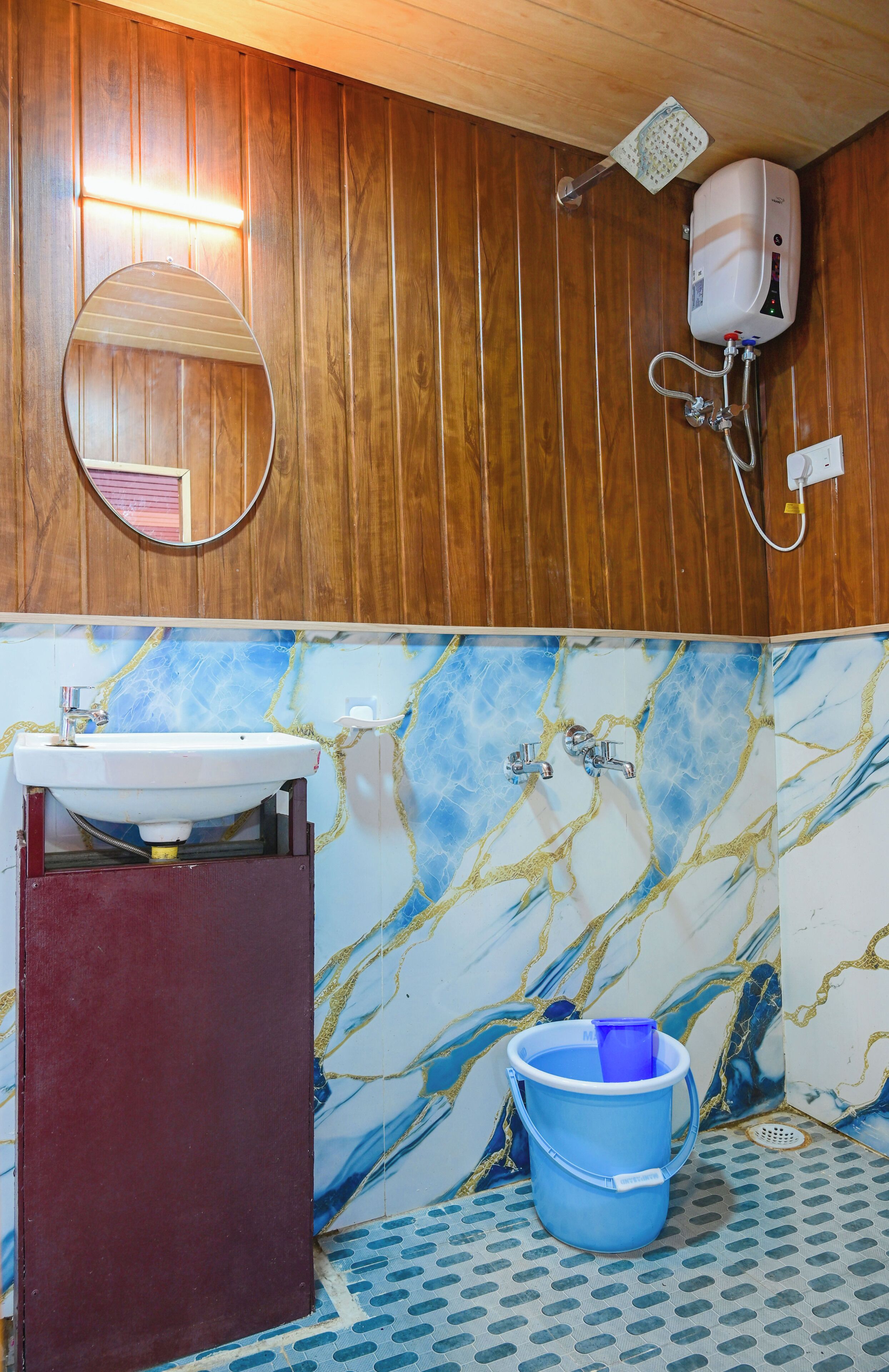 Chalet, Bergblick | Badezimmer | Dusche, kostenlose Toilettenartikel, Handtücher, Seife